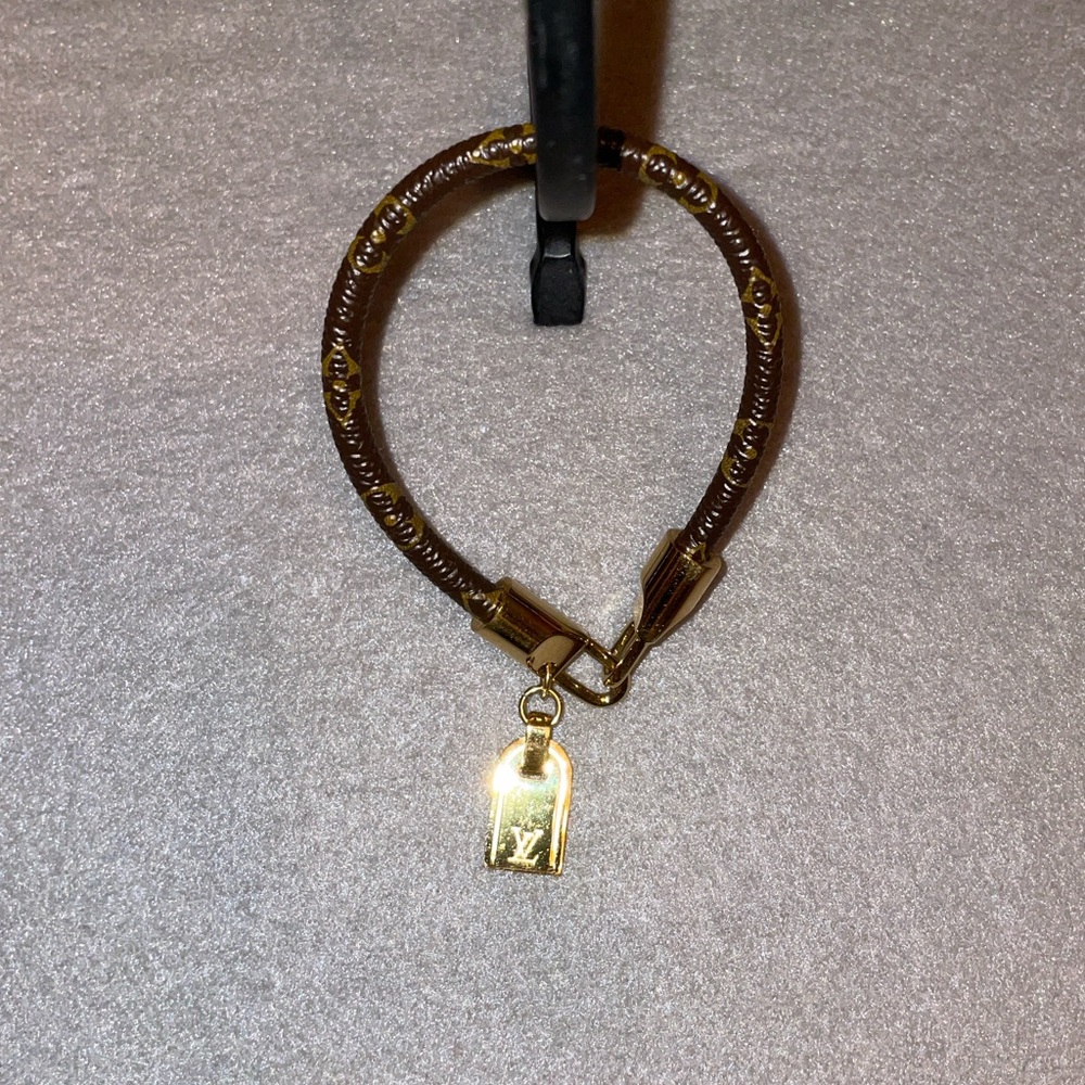 LV Monogram Bracelet Jewelry AV Show Louis Vuitton Bracelet - Picture 6 of 15